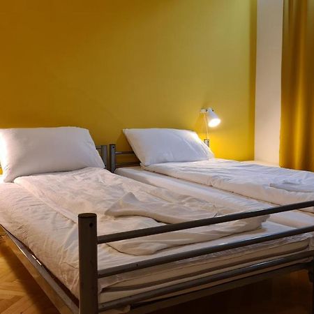 Sleep Inn Hostel Bucarest Esterno foto