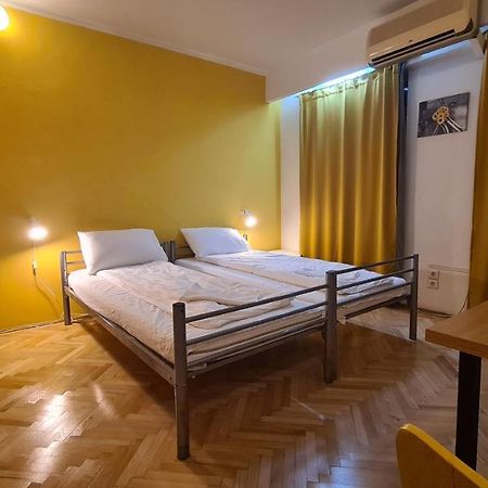 Sleep Inn Hostel Bucarest Esterno foto