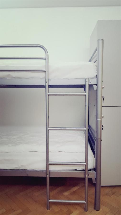 Sleep Inn Hostel Bucarest Esterno foto