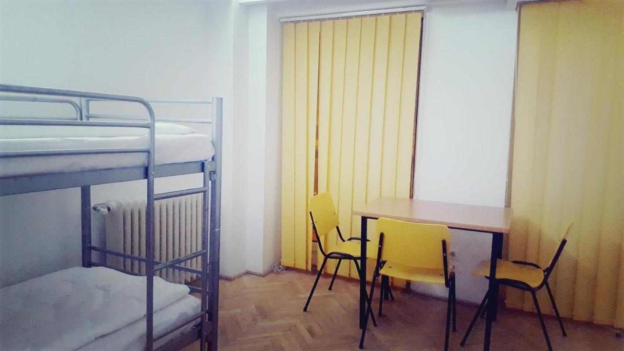 Sleep Inn Hostel Bucarest Esterno foto