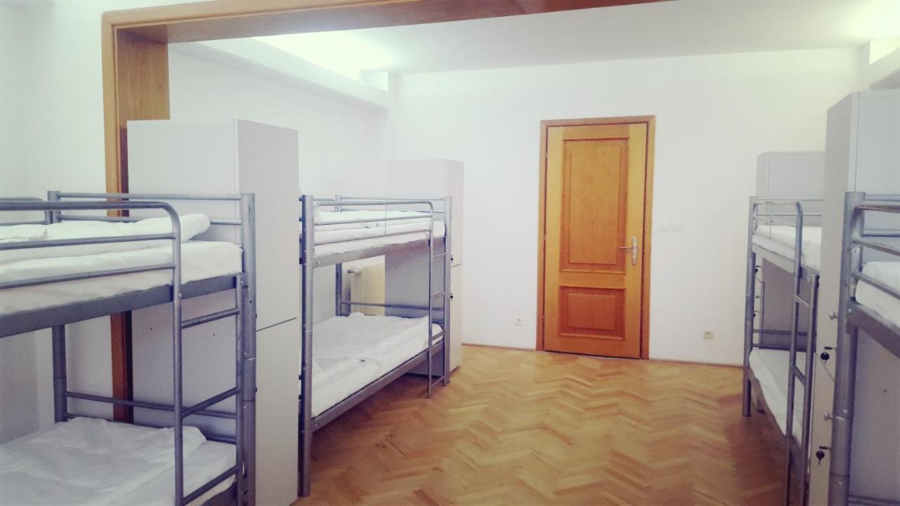 Sleep Inn Hostel Bucarest Esterno foto