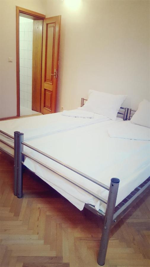 Sleep Inn Hostel Bucarest Esterno foto
