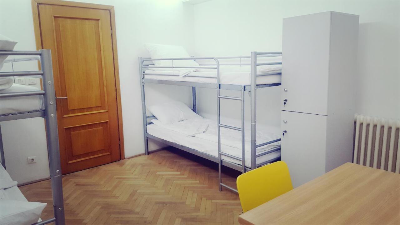 Sleep Inn Hostel Bucarest Esterno foto