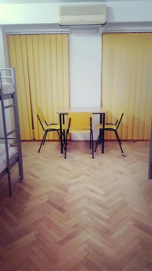 Sleep Inn Hostel Bucarest Esterno foto