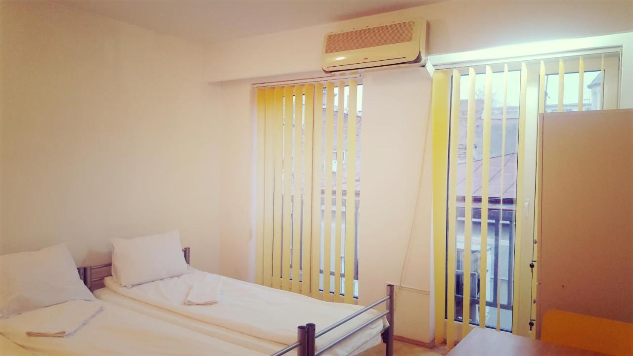 Sleep Inn Hostel Bucarest Esterno foto