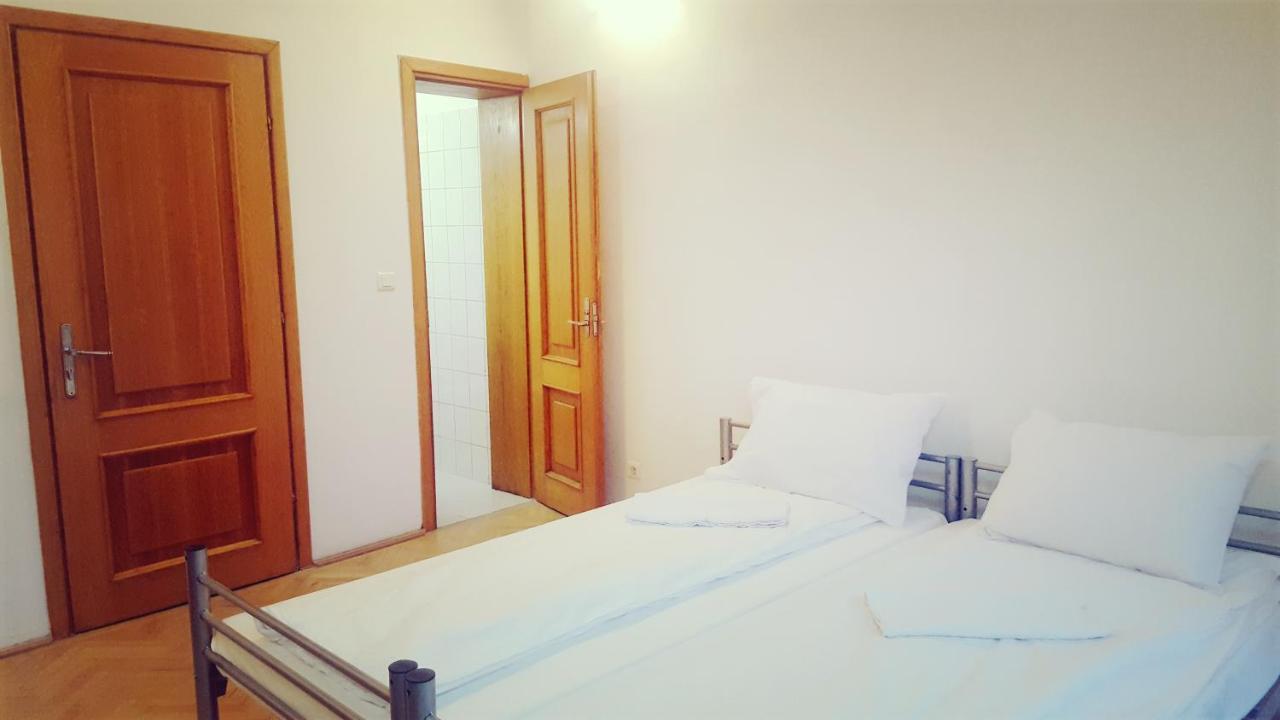 Sleep Inn Hostel Bucarest Esterno foto