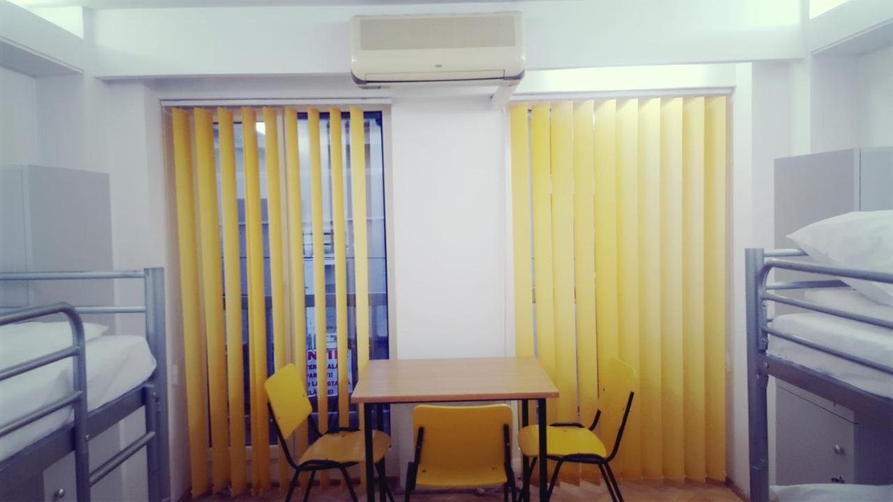 Sleep Inn Hostel Bucarest Esterno foto