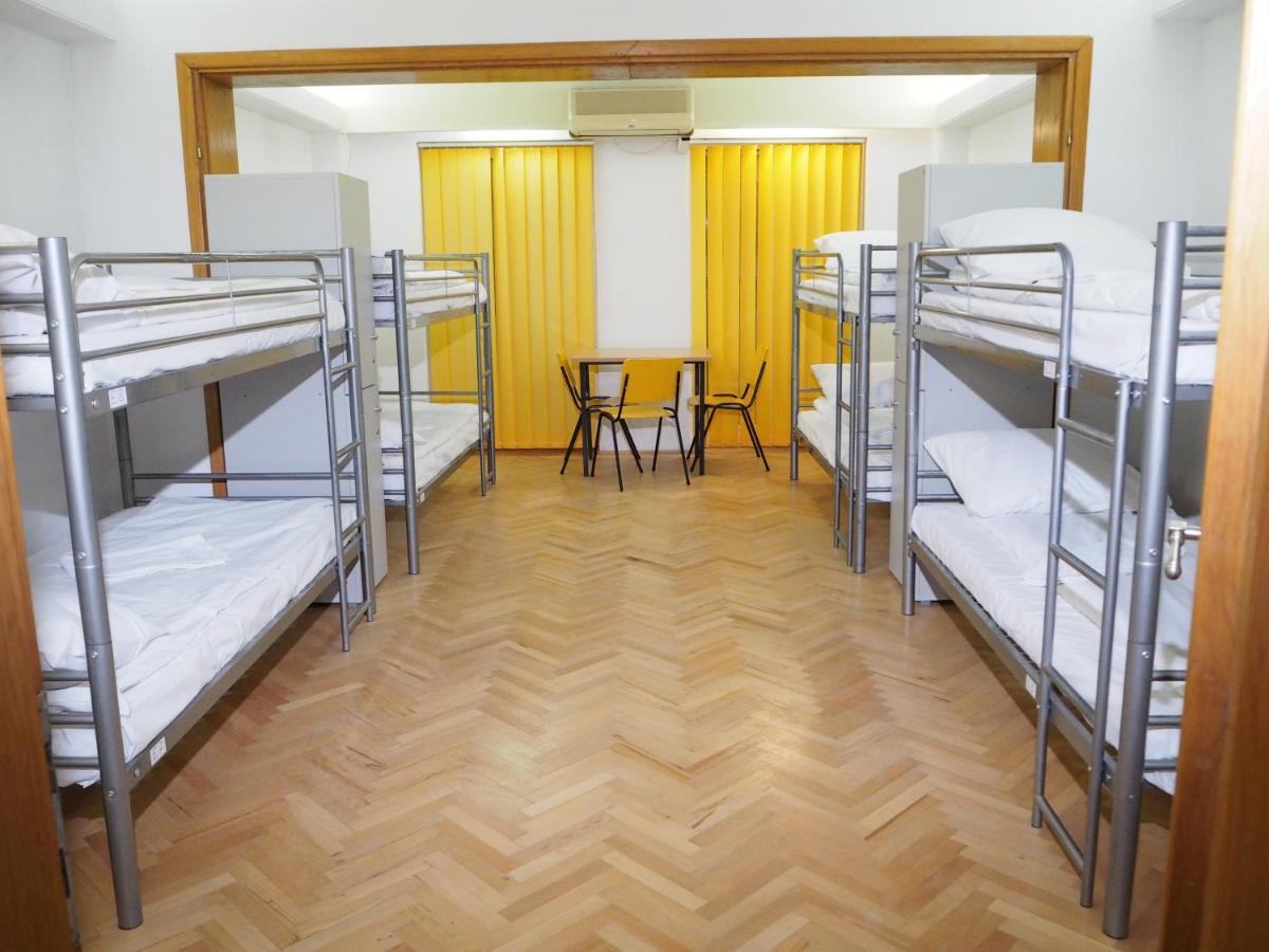 Sleep Inn Hostel Bucarest Esterno foto