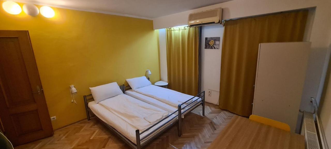 Sleep Inn Hostel Bucarest Esterno foto