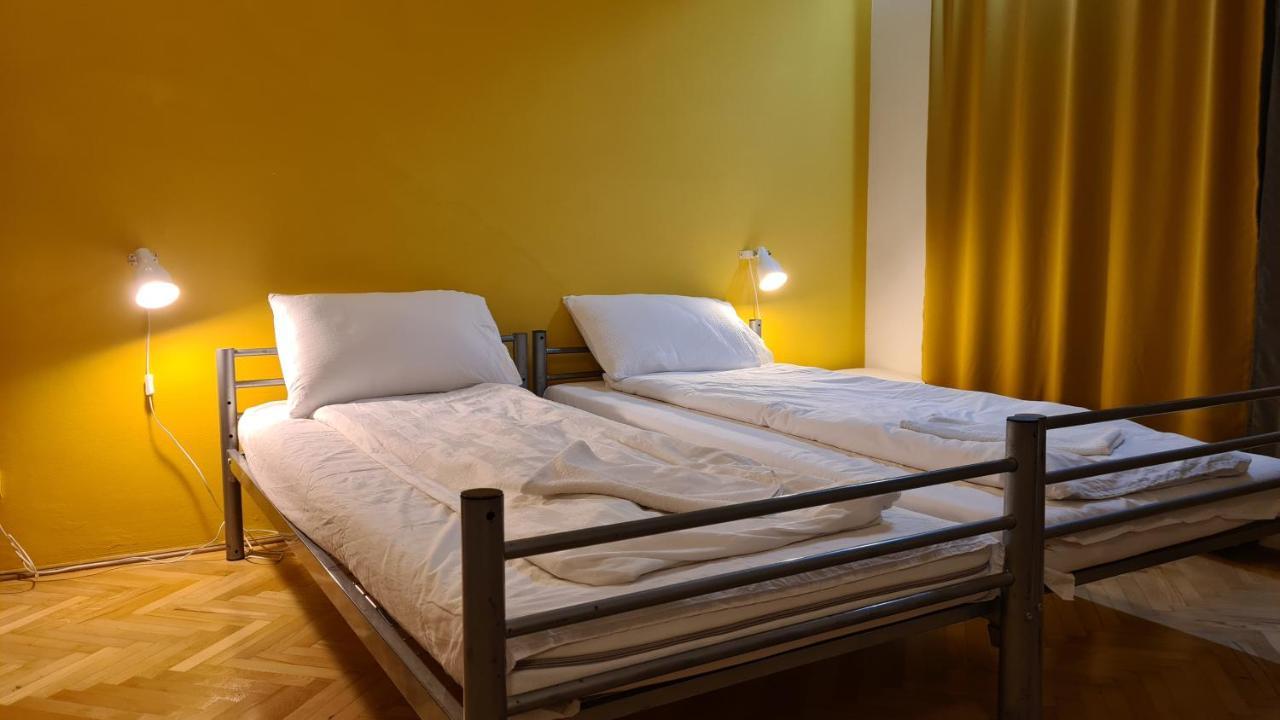 Sleep Inn Hostel Bucarest Esterno foto