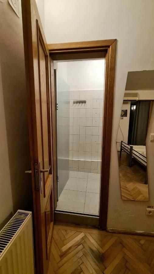 Sleep Inn Hostel Bucarest Esterno foto