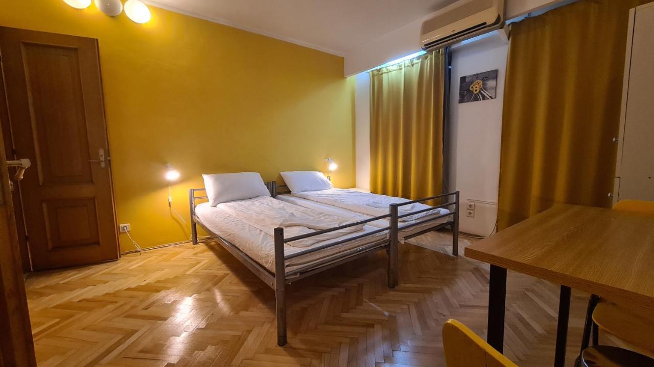Sleep Inn Hostel Bucarest Esterno foto