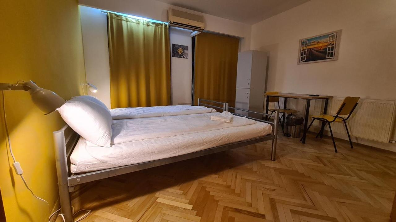 Sleep Inn Hostel Bucarest Esterno foto